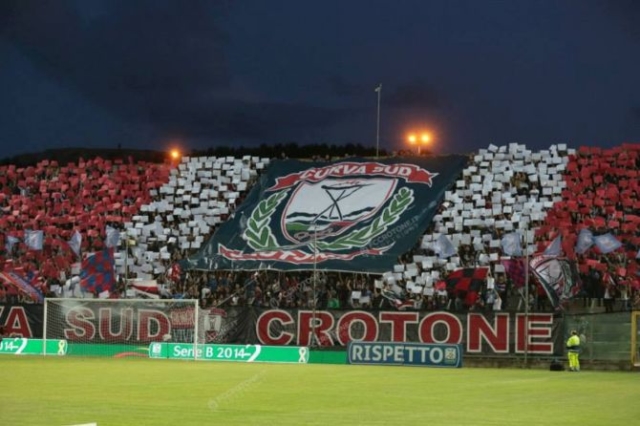 Coreografia che esibisce i colori del Crotone